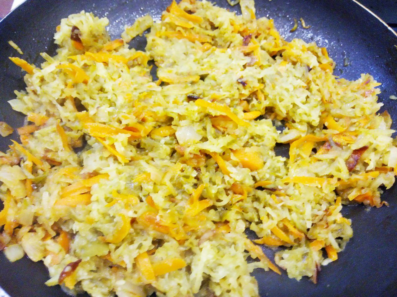 Простой рецепт рассольника с рисом и солеными огурцами: Огурцы добавляем к поджаренным овощам и тушим, пока не испарится жидкость.