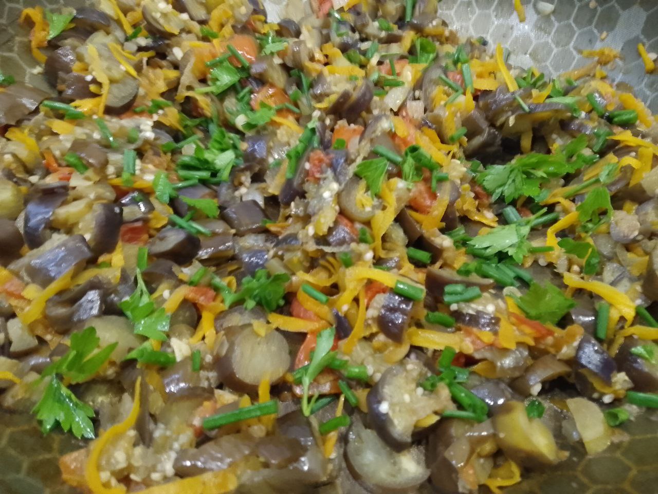 Баклажаны с луком, морковью и помидорами, на сковороде
