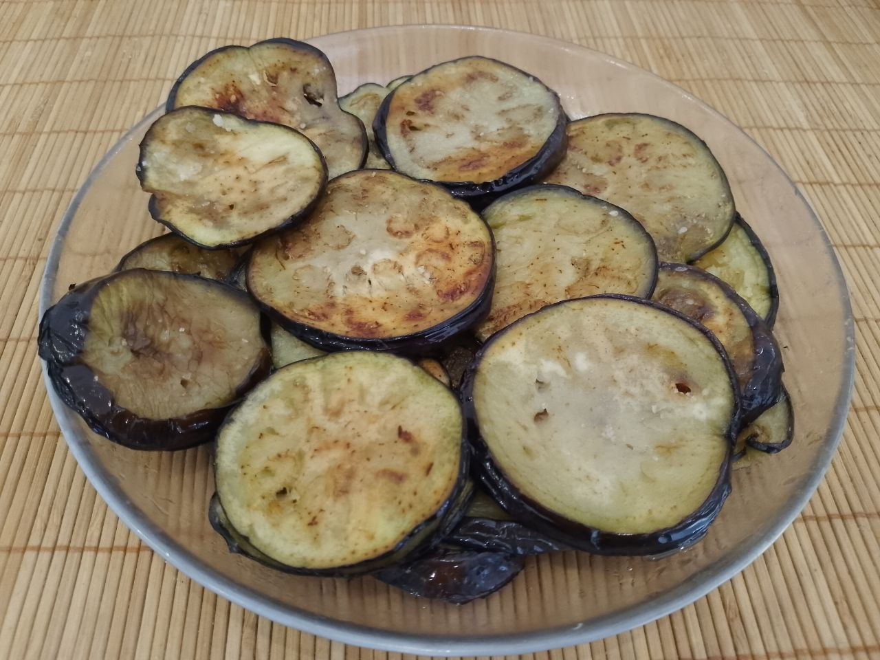 Салат из жареных баклажанов, помидоров, перца, чеснока и зелени, вкусный и аппетитный: Баклажаны промываем водой и отжимаем. Разогреваем сковороду с растительным маслом и обжариваем баклажаны до