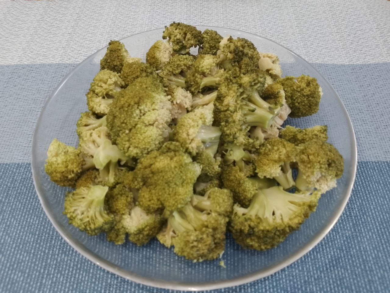 Капуста брокколи жареная в кляре из яиц, просто и вкусно: Капусту размораживаем и отвариваем в подсоленной воде 3-5 минут, чтобы исчезла горечь. Капусту откидываем на