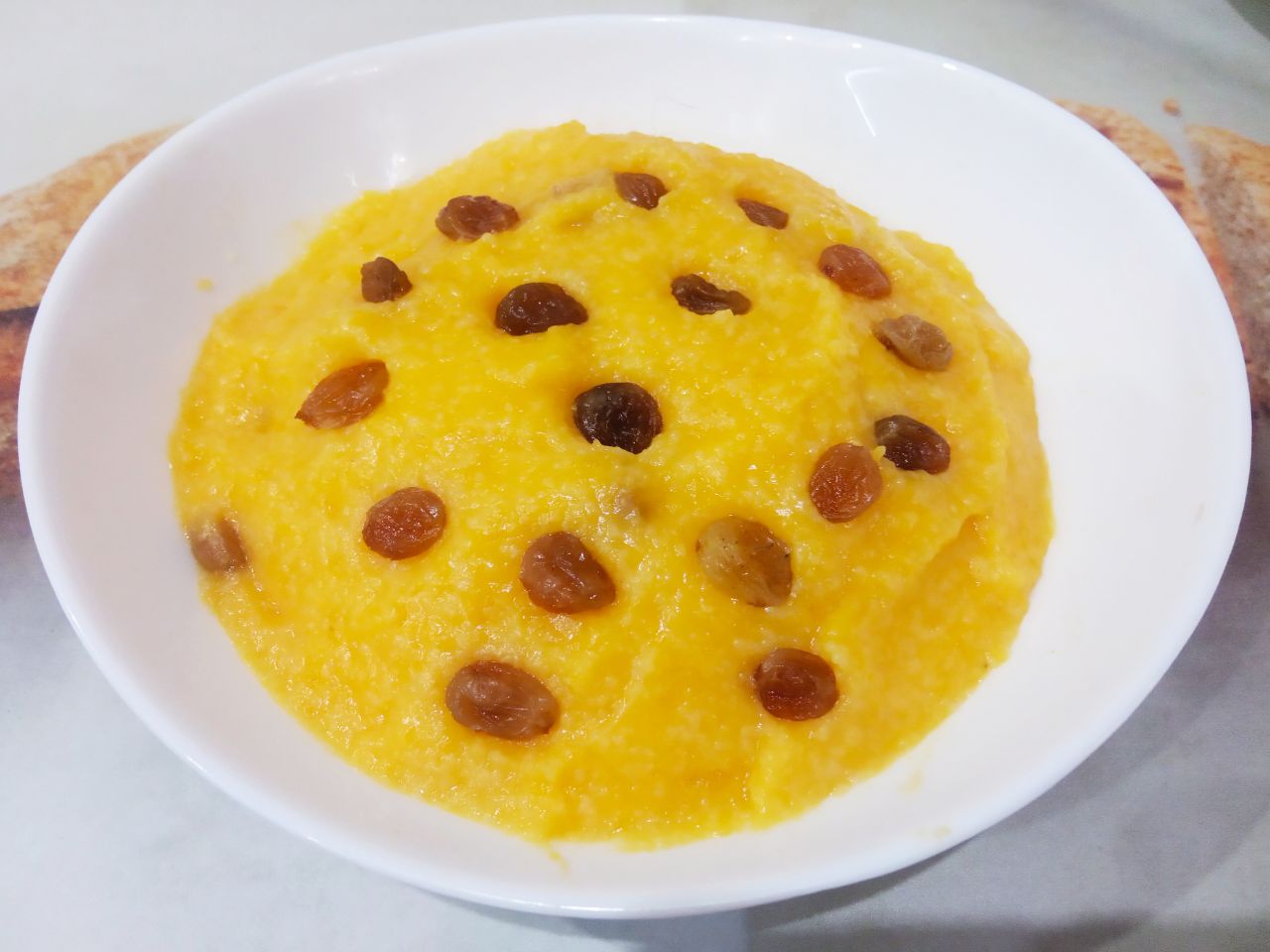 Простой рецепт тыквенной каши с манной крупой и изюмом