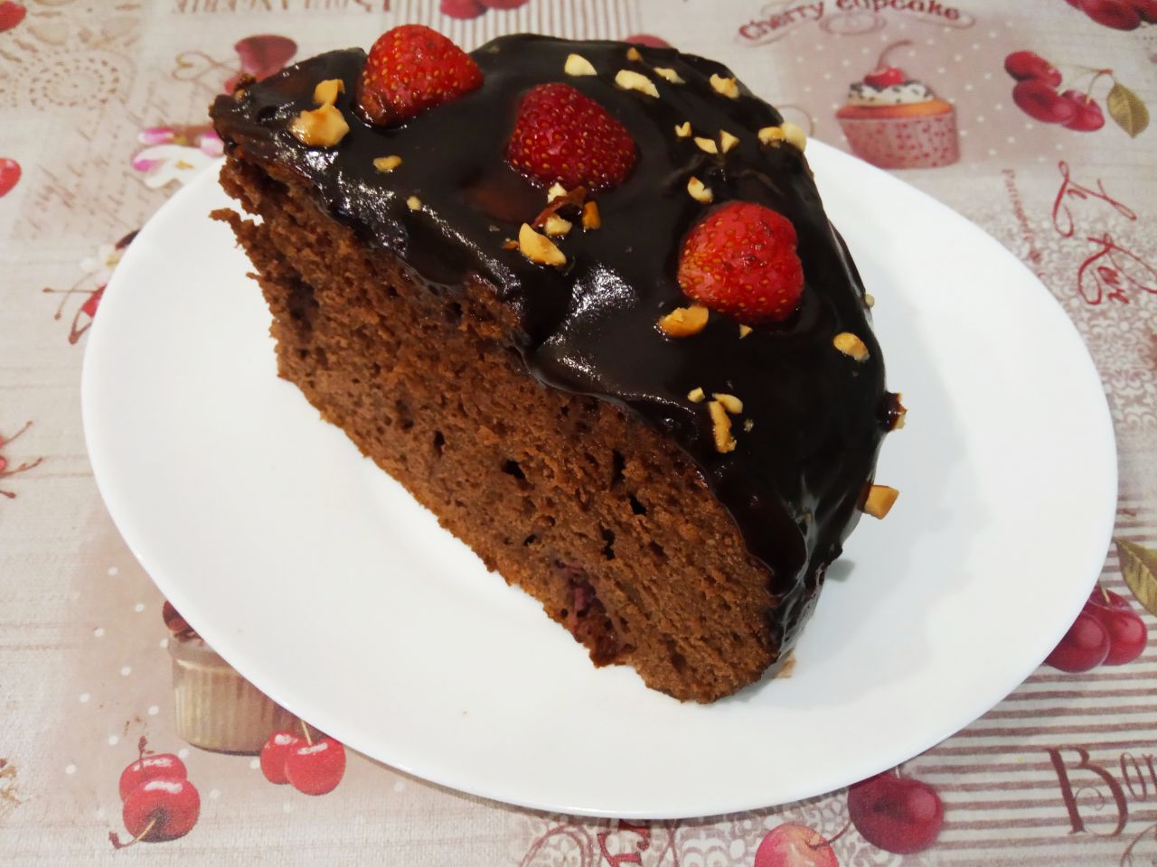 Шоколадный молочный пирог с клубникой