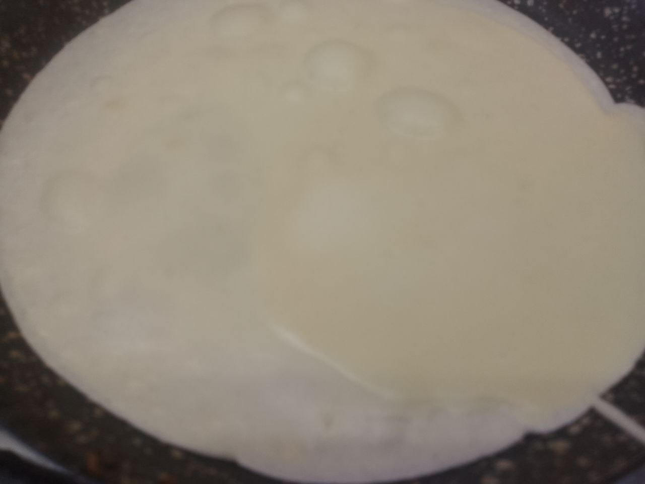 Блинчики с начинкой из куриного мяса и сыра, вкусные и сытные: Разогреваем сковороду, смазываем растительным маслом и наливаем тонкий слой блинного теста.