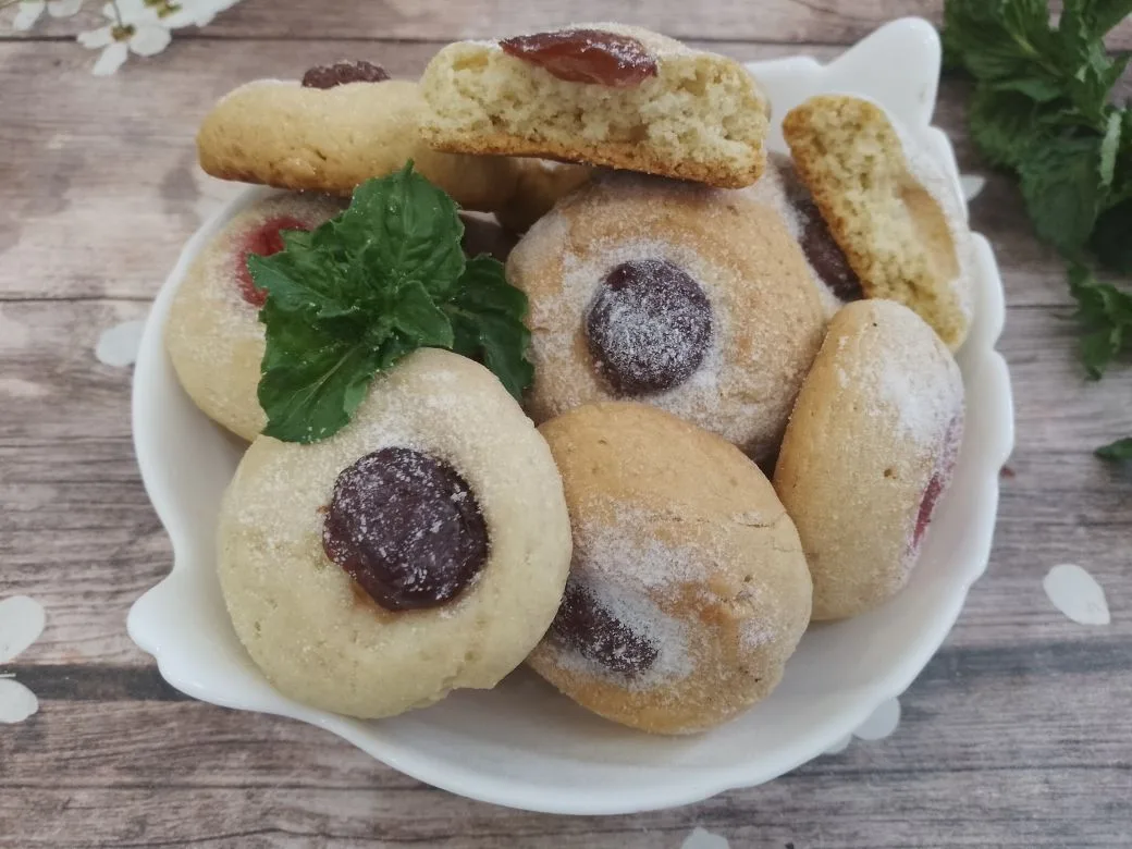 Песочное рассыпчатое печенье с замороженной вишней