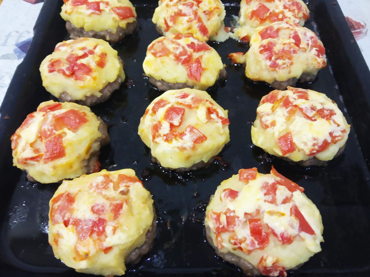 Мясные стожки с сыром и картофельным пюре: Духовку разогреваем до 180 С и ставим мясные стожки для выпекания. Выпекаем стожки до готовности, около полу