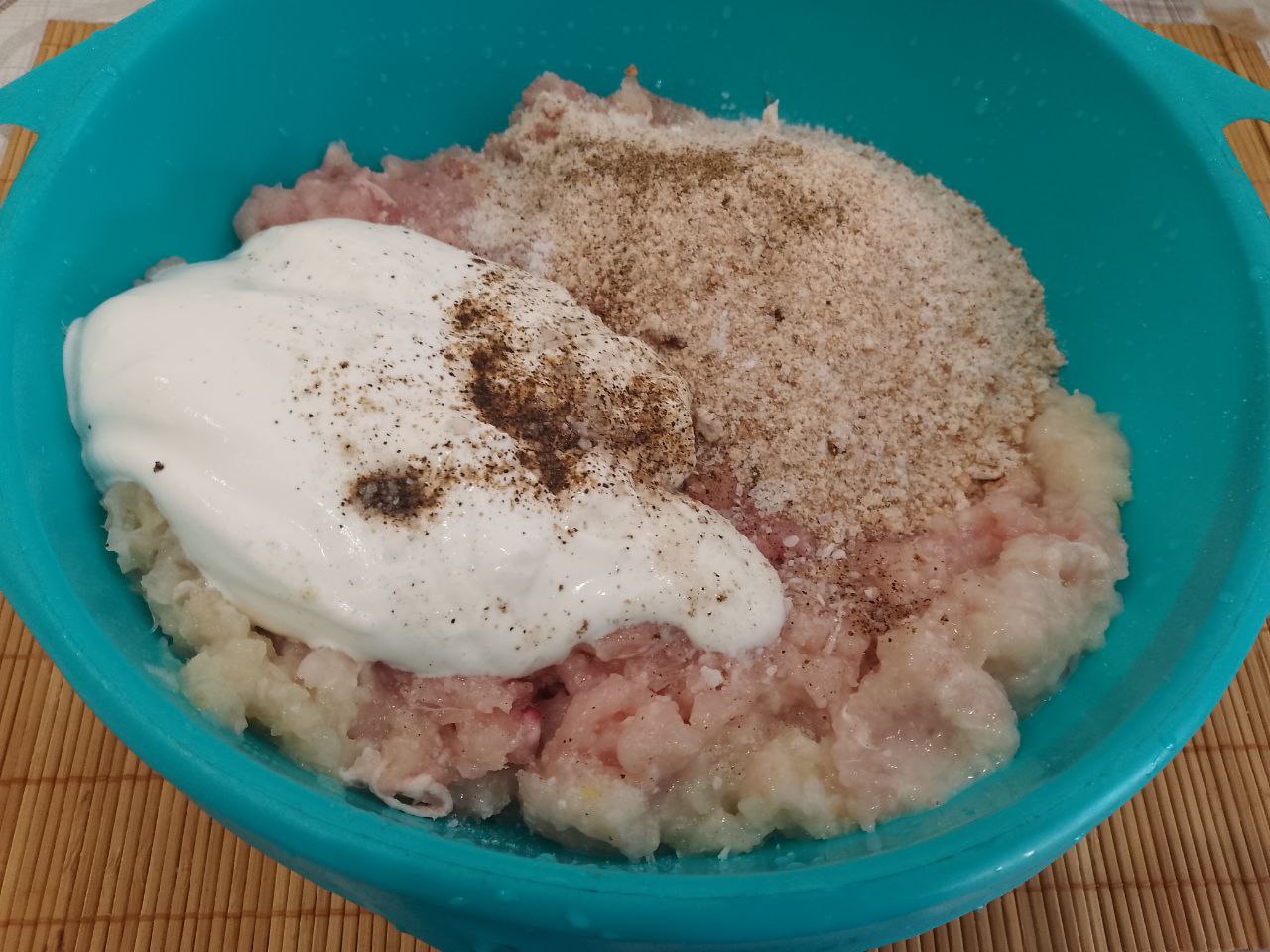 Котлеты из куриного мяса, сочные и аппетитные: В чашу кладем фарш, лук и чеснок. Добавляем сметану, панировочные сухари, соль и перец по вкусу. Котлетную