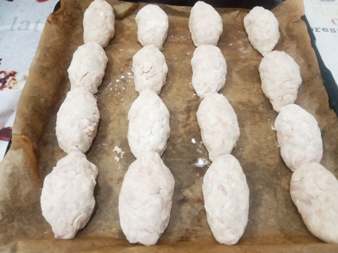 Мясные котлеты, запеченные в духовке, нежные и сочные: Противень застилаем пергаментом и укладываем котлеты, можно и не застилать пергаментом, а смазать противень