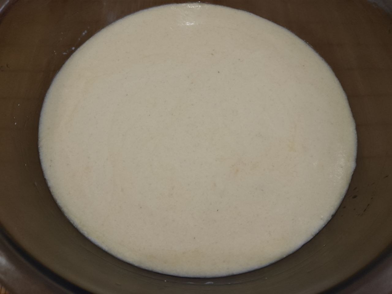 Манный пирог или манник на сметане, просто и вкусно: Выливаем в смесь размешанные яйца и растопленное сливочное масло. Манное тесто хорошо размешиваем.