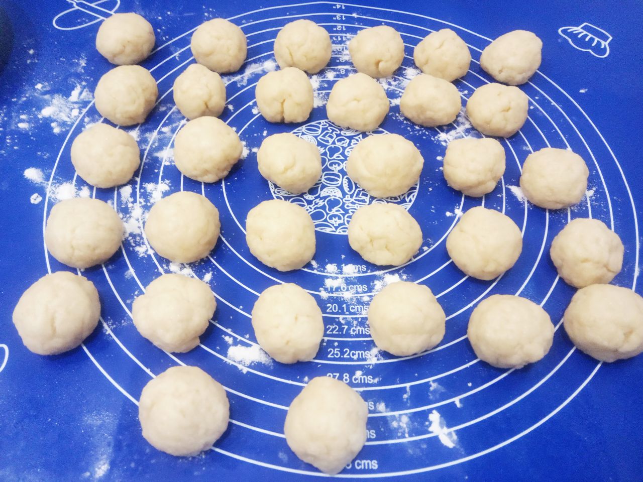 Домашнее печенье с добавлением творога, рассыпчатое и вкусное: Тесто достаем из холодильника и разделяем на шарики. У меня получилось 26 шариков.