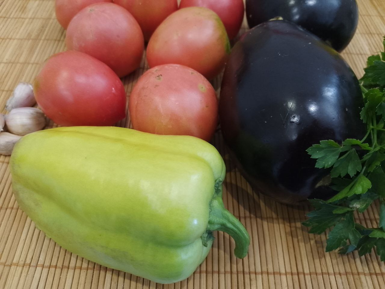 Салат из жареных баклажанов, помидоров, перца, чеснока и зелени, вкусный и аппетитный