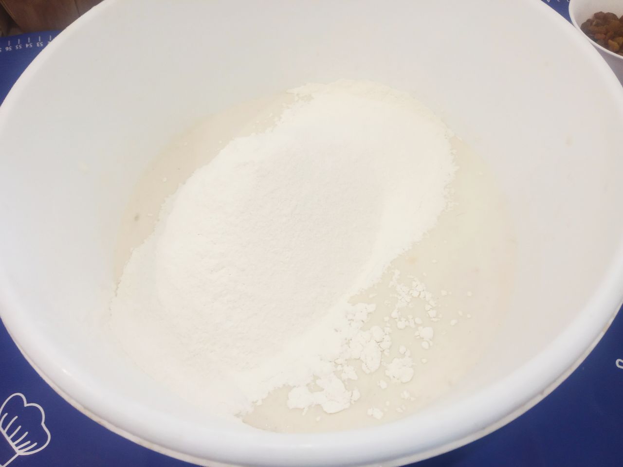 Булочки с начинкой из жареных яблок, изюма и корицы: Муку просеиваем через сито, смешиваем с солью, часть добавляем в смесь и размешиваем.