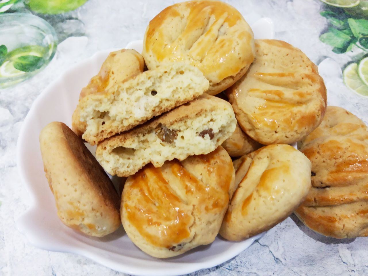 Домашнее печенье на растительном масле с изюмом, песочное и рассыпчатое: Испеченное печенье выкладываем на блюдо, охлаждаем и подаем к чаю.