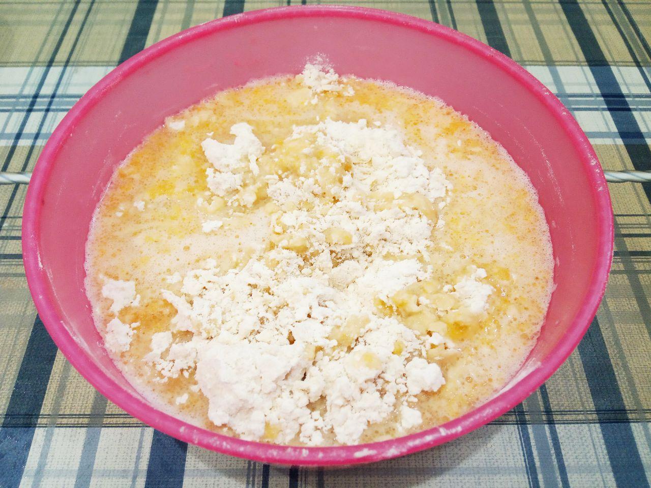 Печенье рулетики к чаю, вкусно и просто: Мучную крошку соединяем со смесью, размешиваем и замешиваем мягкое и нежное тесто.