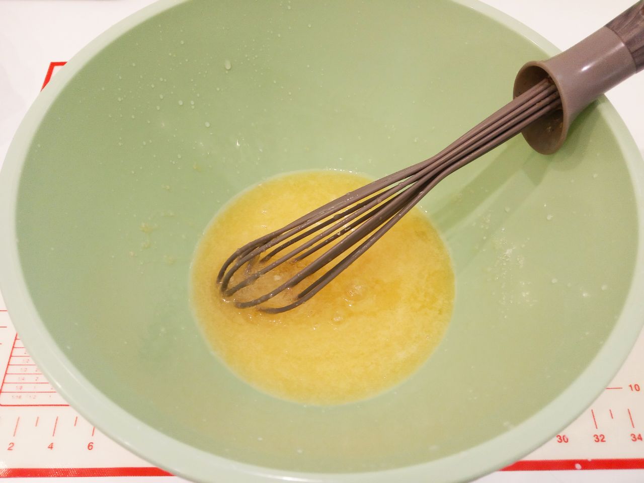 Булочки с изюмом в мучной крошке, воздушные и вкусные: Вливаем растительное масло в яичную смесь, размешиваем.