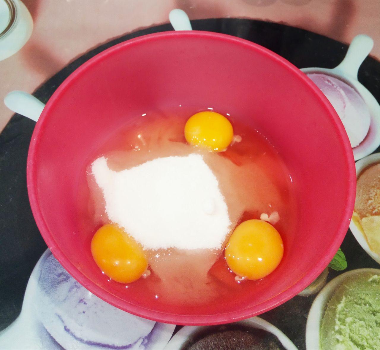 Простой рецепт яблочной шарлотки на кефире, быстро и вкусно: Добавляем к яйцам сахар и взбиваем венчиком или миксером.