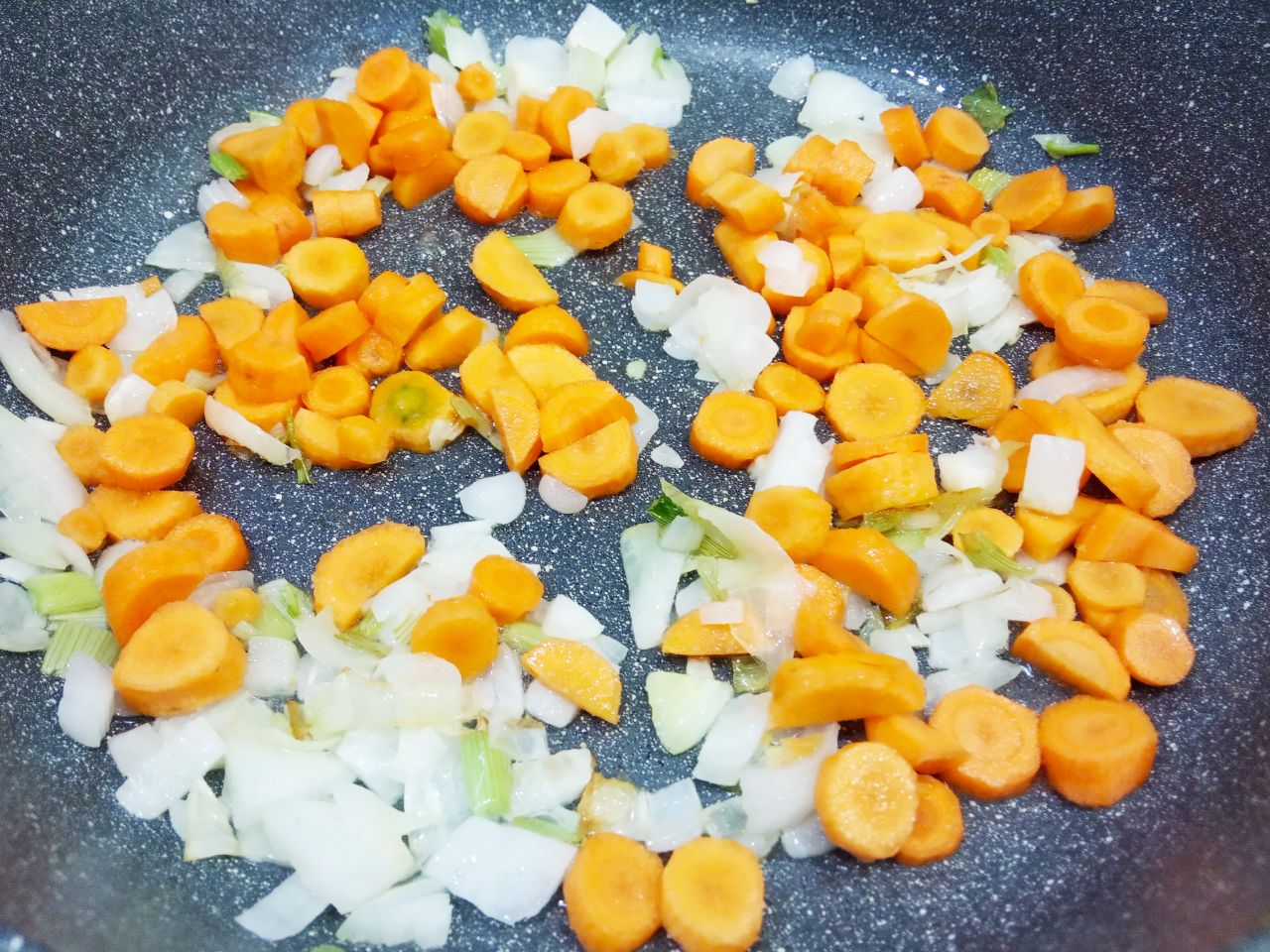 Тушеные патиссоны с овощами, полезные и вкусные: Добавляем кружочки моркови, обжариваем несколько минут.