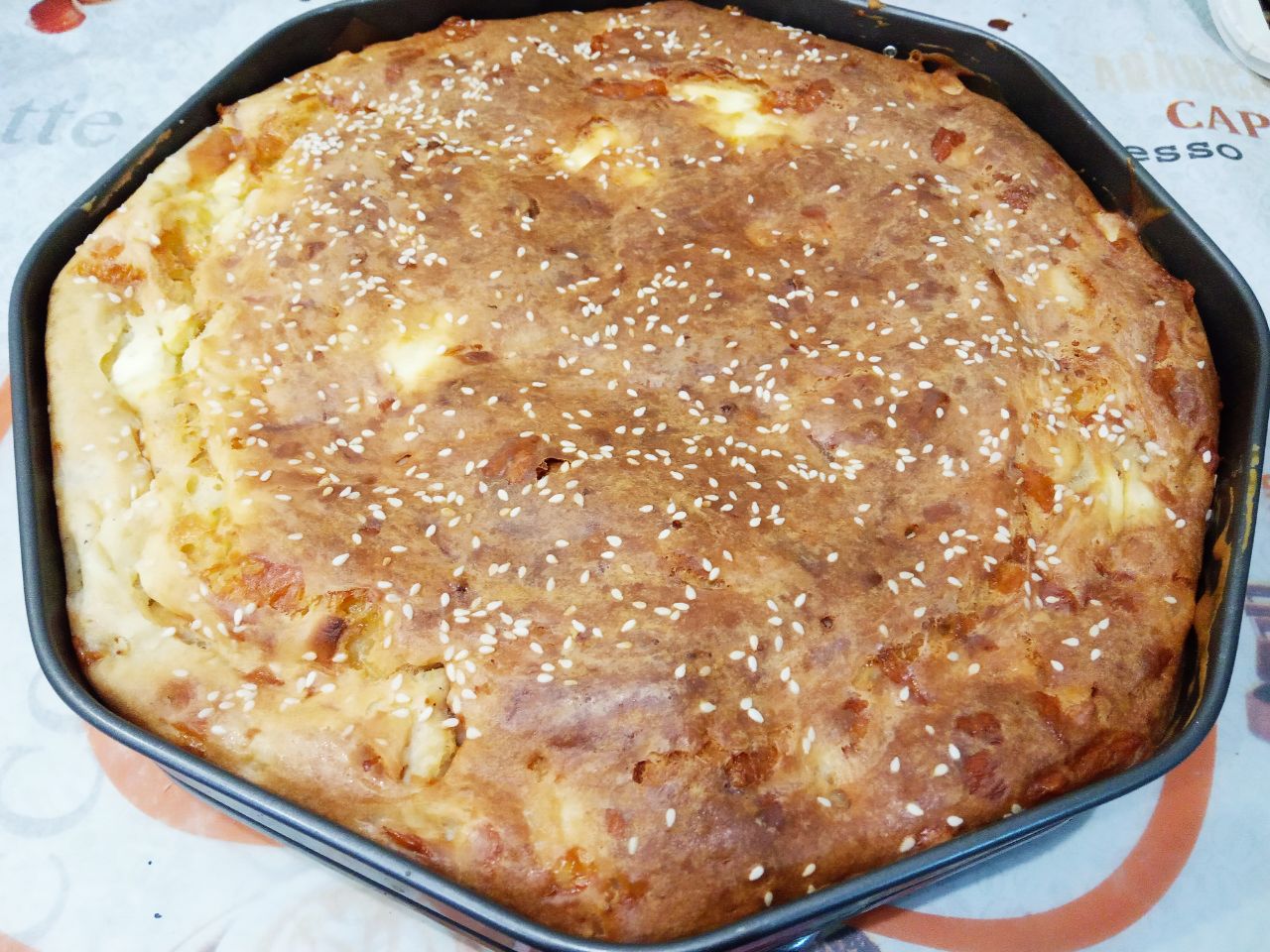 Заливной мясной пирог на кефире с сыром, вкусный и аппетитный: Духовку разогреваем до 170-180 С и выпекаем пирог до готовности около 50 минут.
