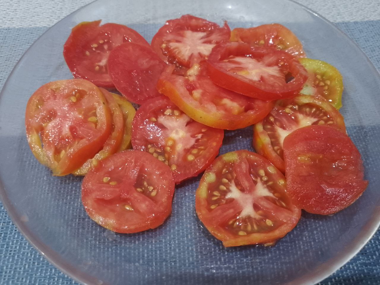 Баклажаны с мясной начинкой и сыром запеченные в духовке: Помидоры промываем, отрезаем плодоножки и разрезаем на ломтики.