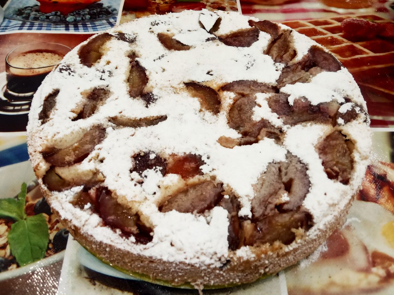 Пирог из бисквитного теста со сливами, просто и вкусно: Форму переворачиваем и вынимаем пирог, сверху пирог посыпаем сахарной пудрой по вкусу.
