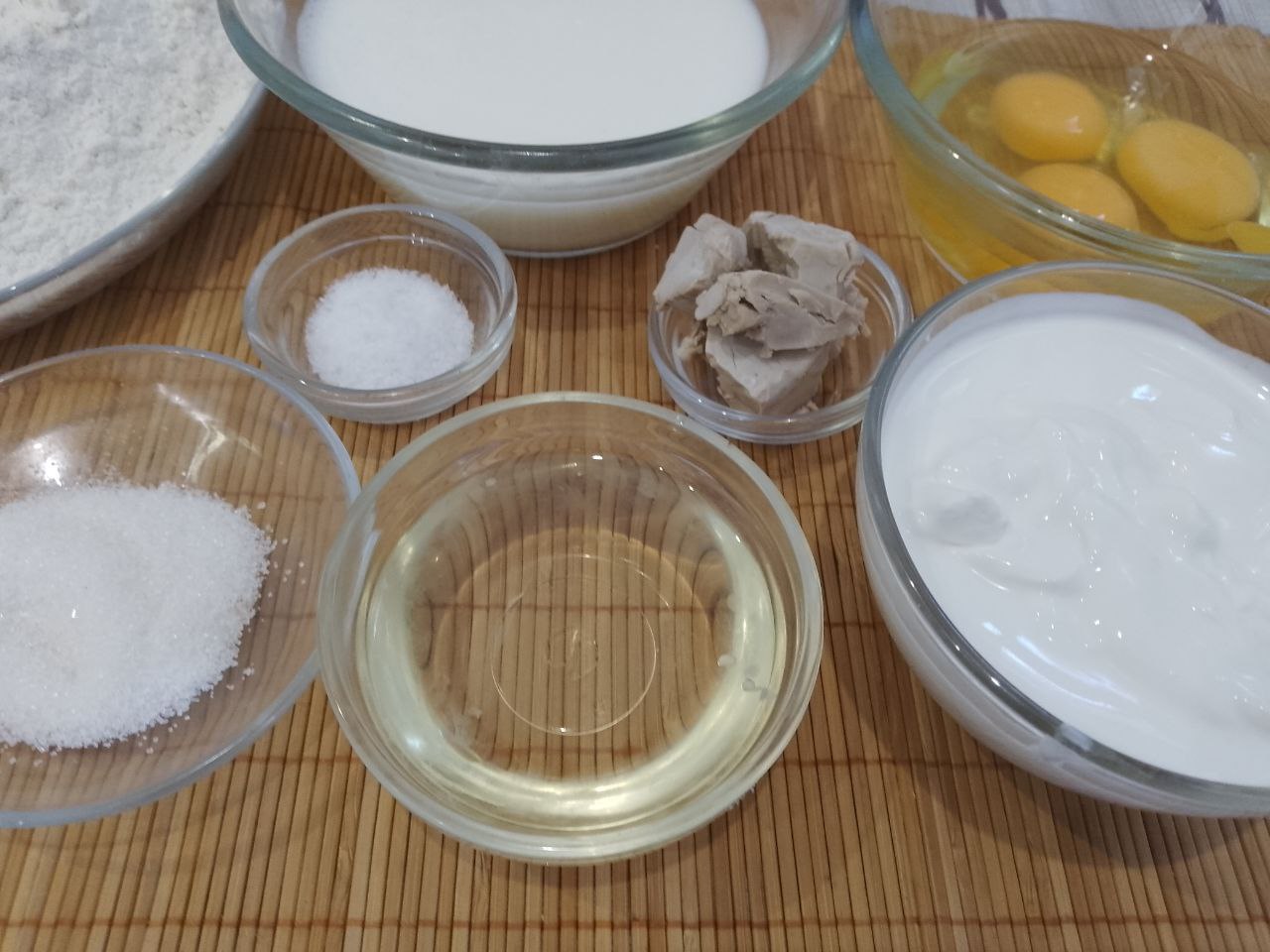 Пирожки из дрожжевого теста на сметане, с мясной начинкой, жареные на сковороде
