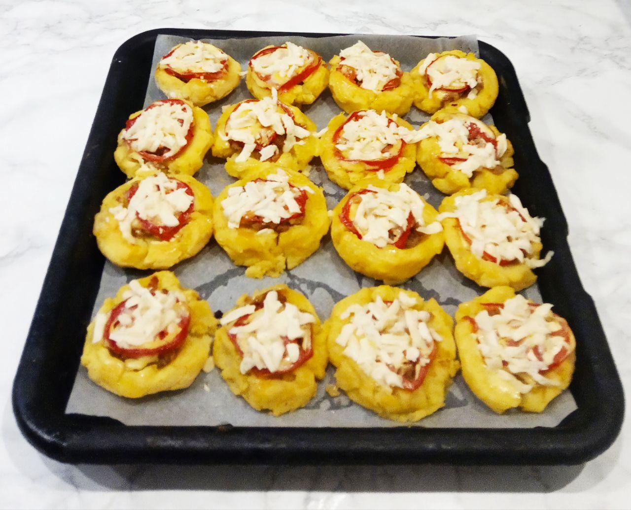 Картофельные ватрушки с мясной начинкой и сыром: Запекаем до светло желтого цвета, затем вынимаем и посыпаем тертым сыром. Сыр расстает и закуска готова.