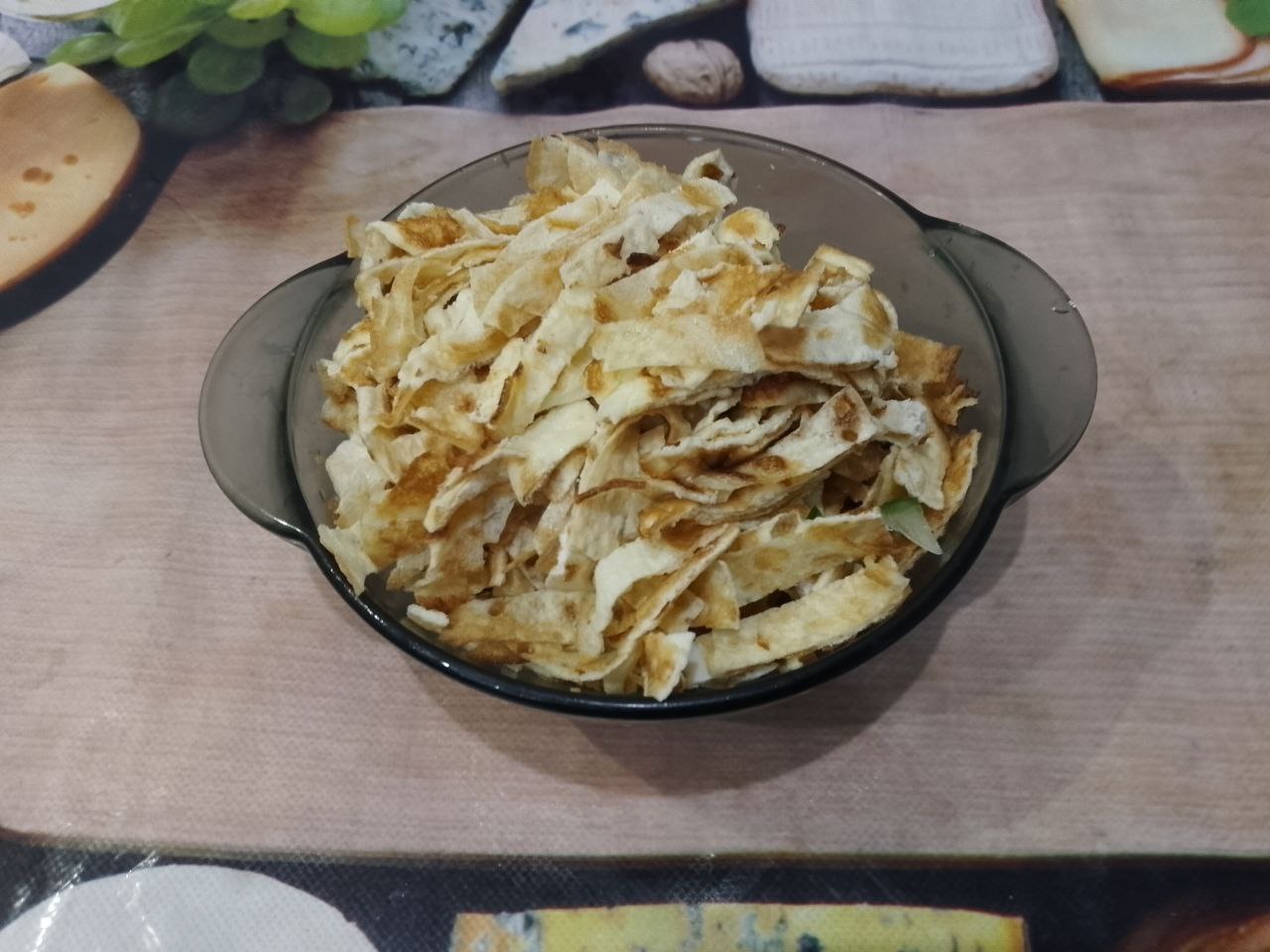 Салат вкусный, сытный и аппетитный, просто и быстро: Разогреваем сковороду, смазываем маслом только при выпекании первого блина. Выпекаем блины, у меня вышло 4