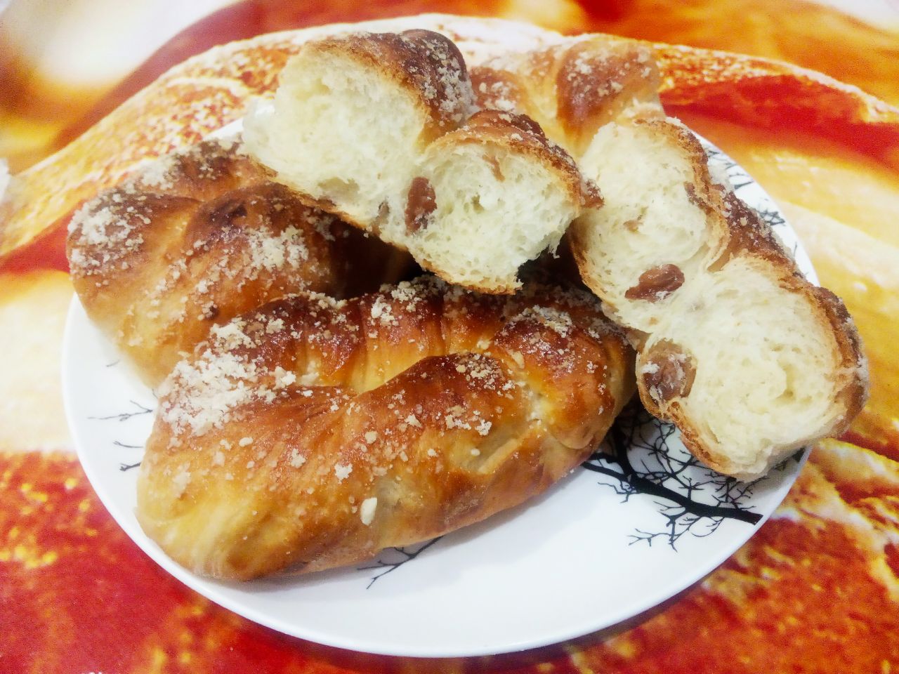 Булочки с начинкой из жареных яблок, изюма и корицы