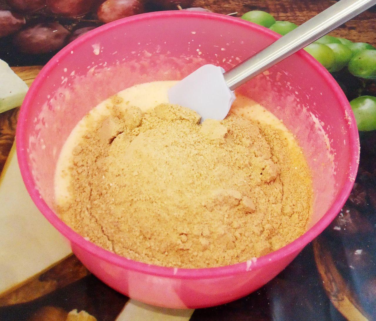 Торт из сухарей, с нежным заварным кремом, просто и вкусно: Сухари просеиваем через сито и высыпаем во взбитую массу. Часто остается выпечка или белый батон, я тогда