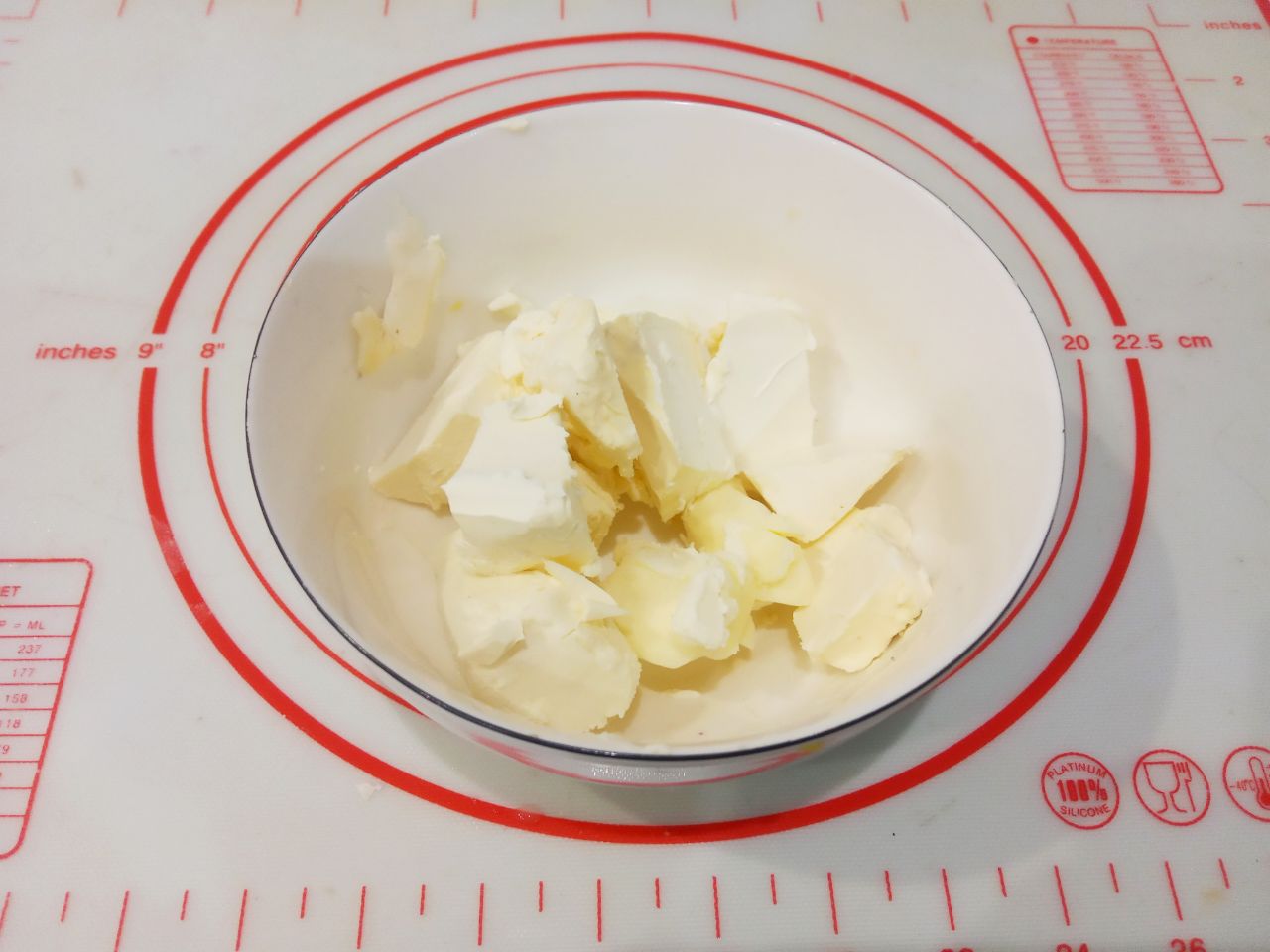 Рогалики с джемом на сметане, без яиц, просто и вкусно: Кладем в муку измельченное холодное сливочное масло и растираем в крошку.