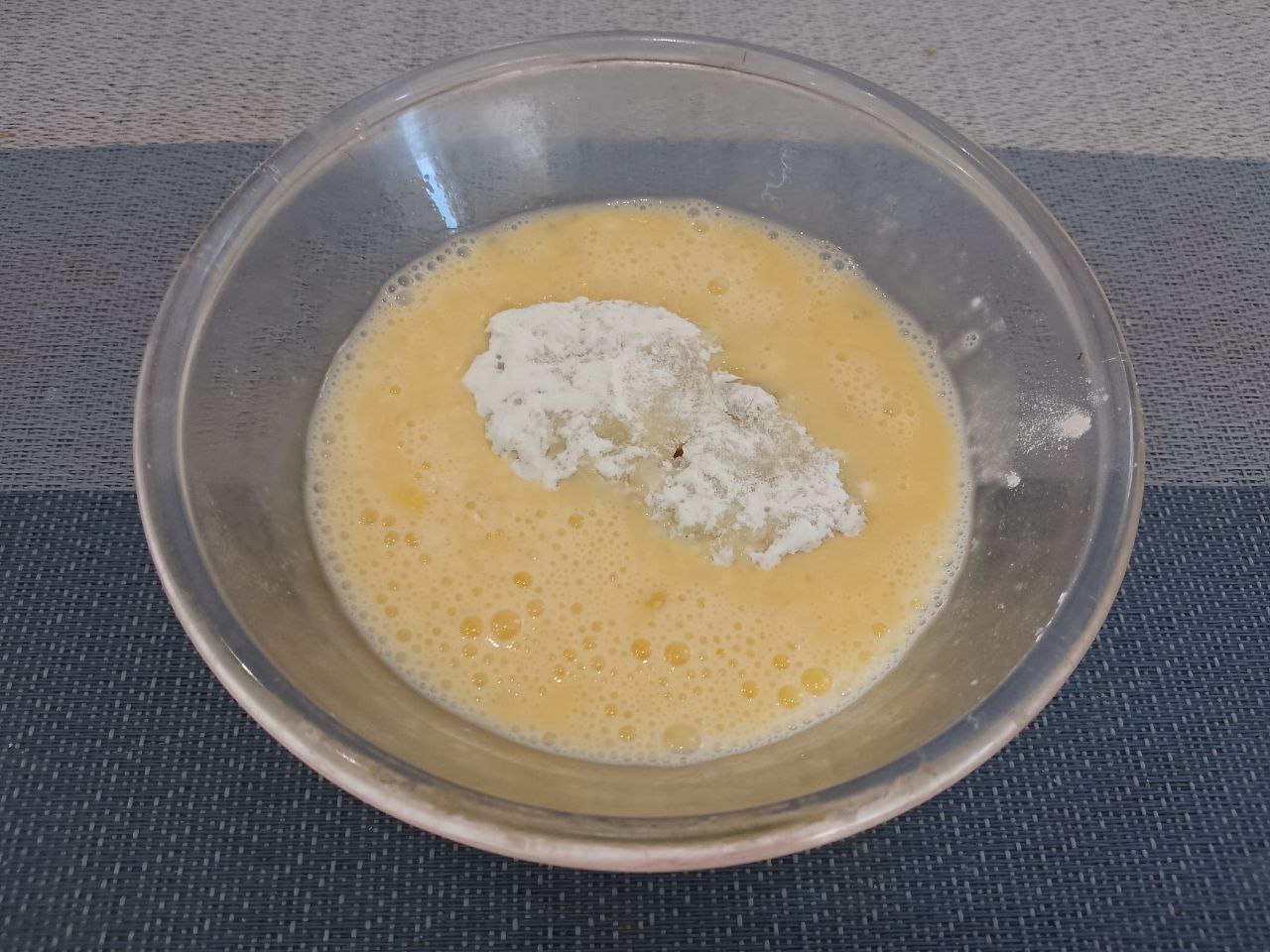 Картофельные котлеты с сыром, мясом, в яичном кляре: Формируем котлеты и обваливаем в муке затем окунаем во взбитые яйца.