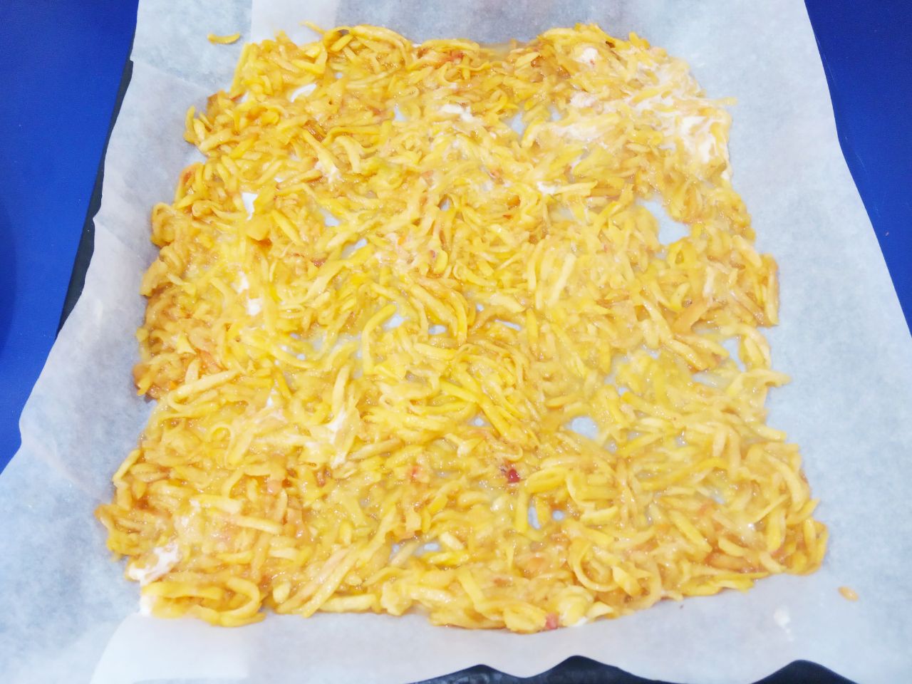Бисквитный рулет с начинкой из персиков, вкусно и аппетитно: Выкладываем на пергамент начинку из персиков.