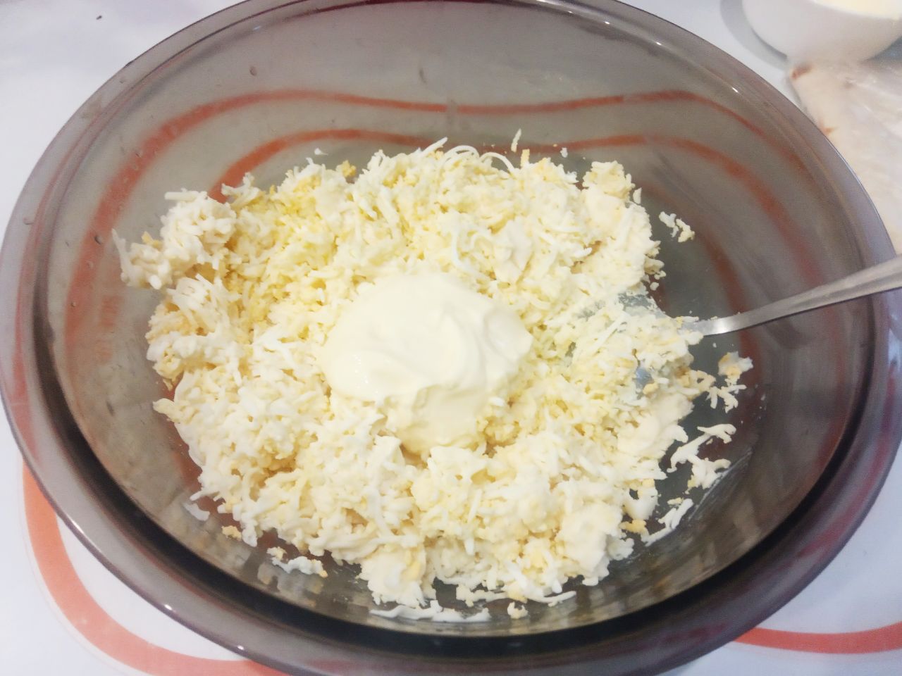 Простой и быстрый рецепт лаваша с плавленым сыром и яйцами, вкусно и сытно: Добавляем по вкусу майонез, я добавила две столовые ложки с горкой, хорошо размешиваем. Можно добавить
