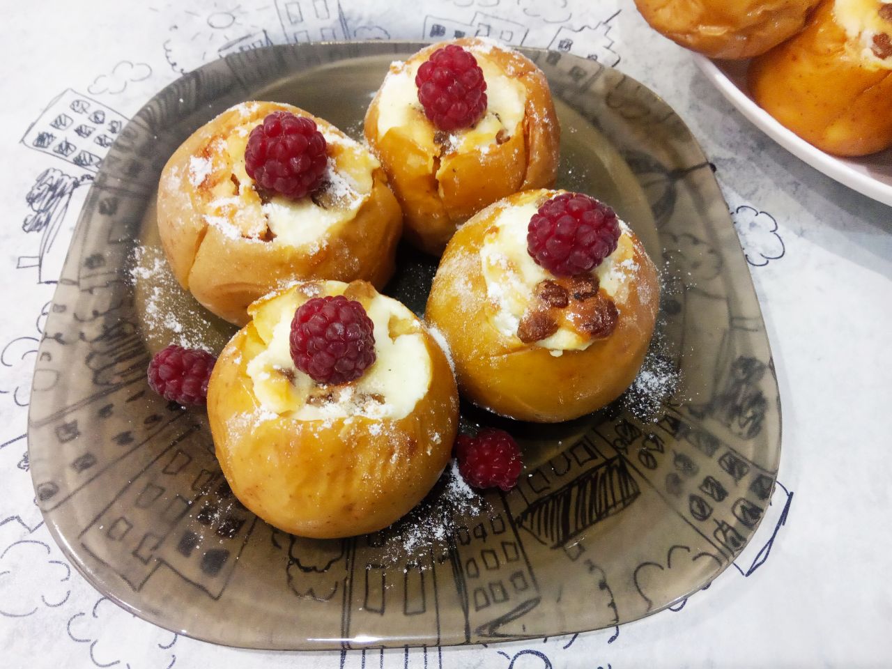 Нежные и сочные запеченные яблоки с творогом и изюмом