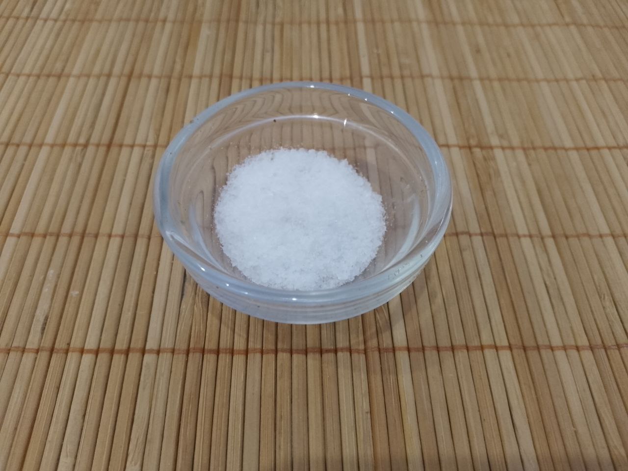 Пирожки из дрожжевого теста на сметане, с мясной начинкой, жареные на сковороде: Муку просеиваем через сито и смешиваем с солью.