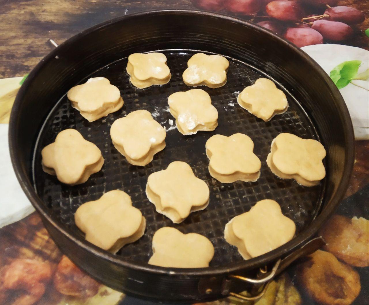 Пряники в молочной глазури, вкусно и аппетитно: Противень смазываем жиром или застилаем пергаментом и укладываем пряники.
