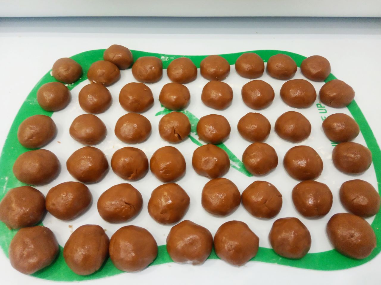 Кофейное печенье, рассыпчатое и песочное: Тесто разделяем на небольшие шарики, размерами с грецкий орех.
