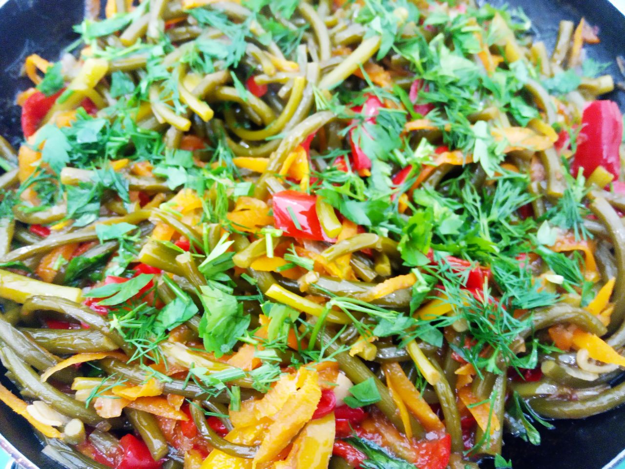 Чесночные стрелки тушеные с овощами, просто и вкусно