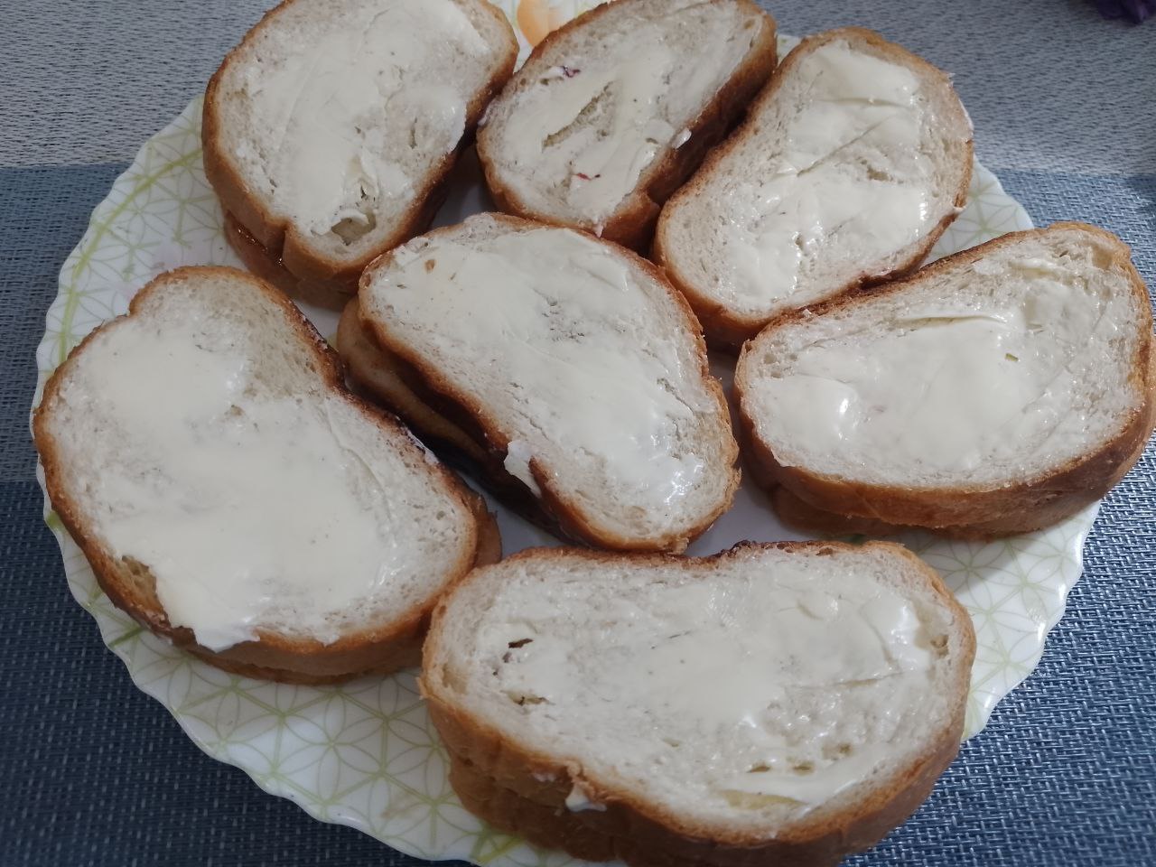 Десерт к чаю из батона, джема, сливочного масла и кунжута: Сверху смазываем сливочным маслом.