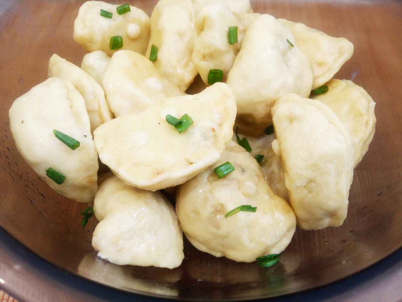 Вареники с куриным мясом и жареным луком: Вареники выкладываем в чашу или блюдо, поливаем растопленным сливочным маслом.