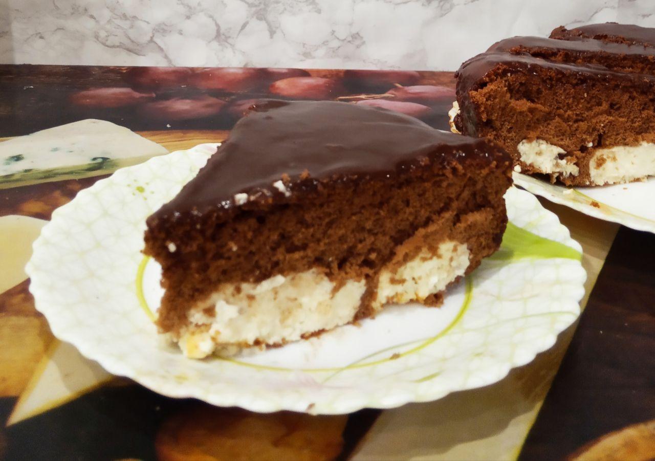 Вкусный шоколадный пирог с начинкой из творожных шариков 
