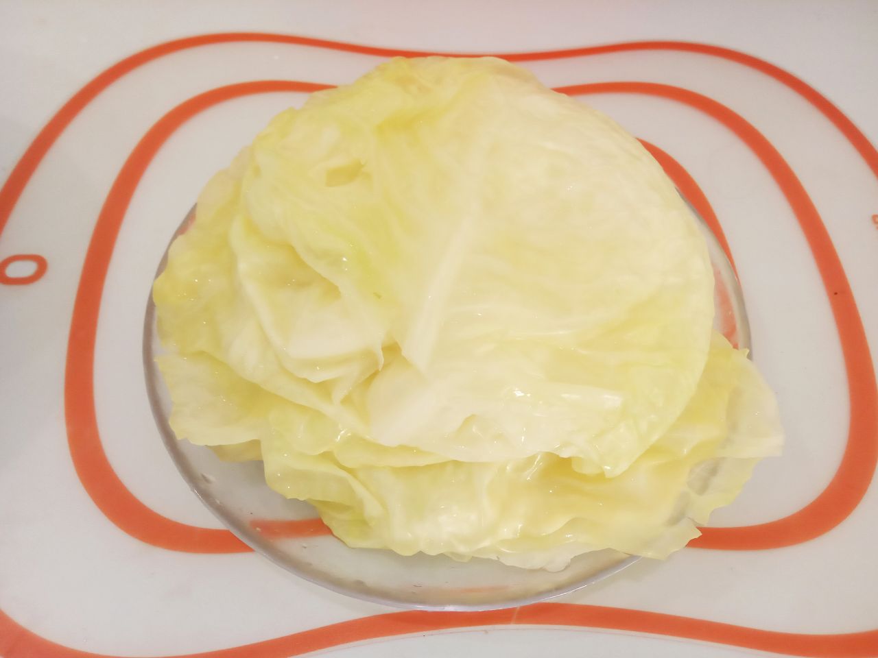 Домашние обжаренные голубцы с сырым рисом, вкусно и сытно: Вырезаем кочерыжку и капусту отвариваем до мягкости и отделяем аккуратно листья.