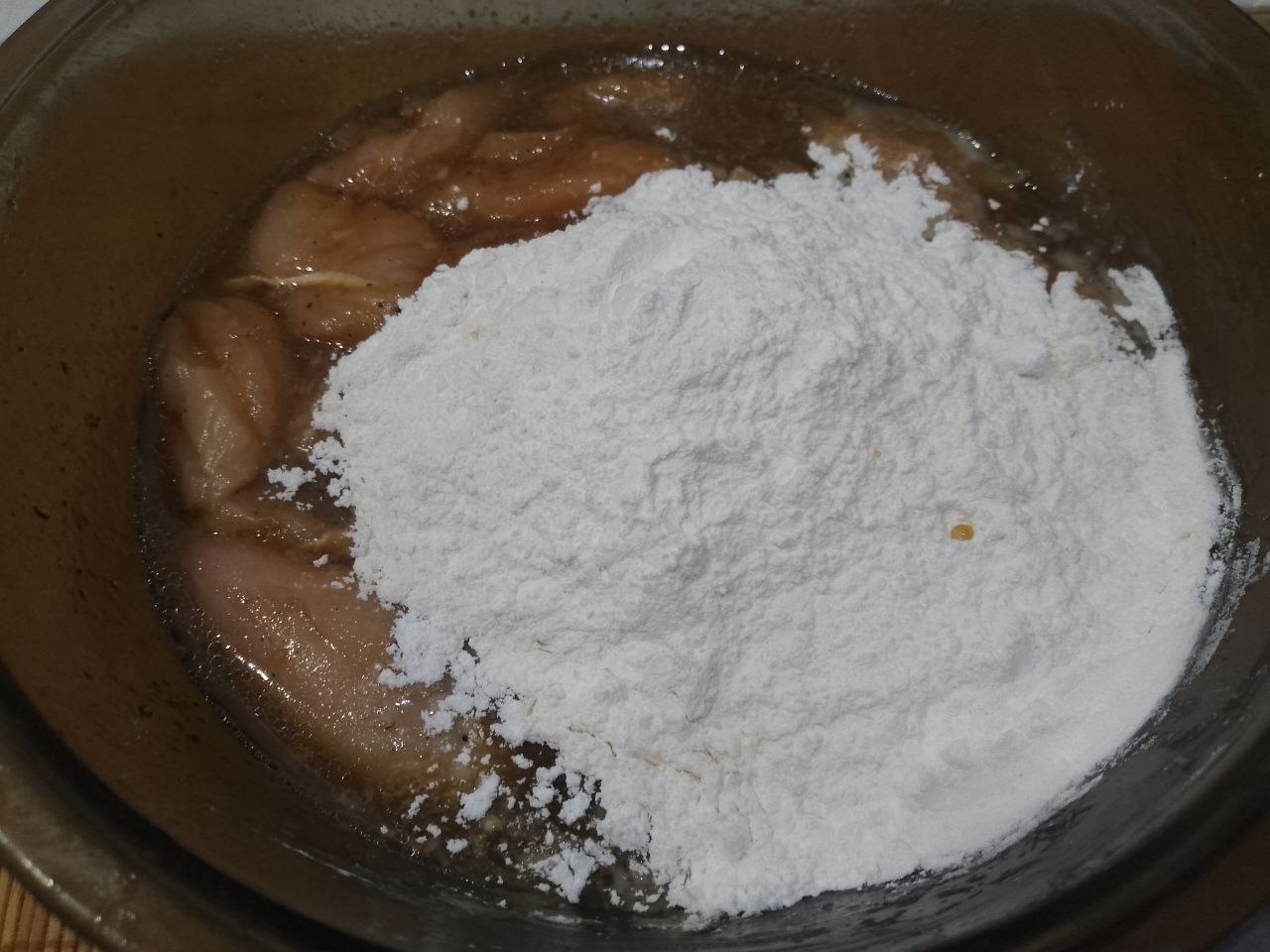 Куриное филе в кляре и взбитом белке, на сковороде, нежное и вкусное: Через час добавляем муку и крахмал, тщательно перемешиваем.