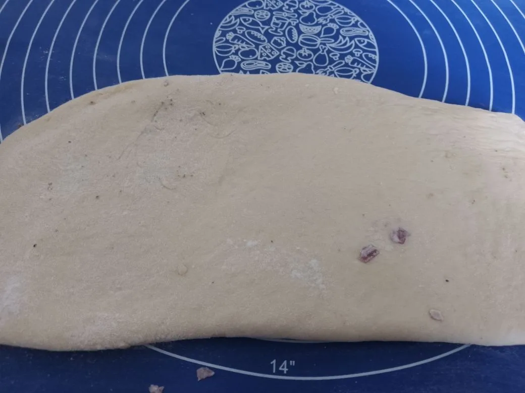 Булочки с начинкой из шоколадной крошки, воздушные и ароматные: Накрываем другой половиной и придавливаем.