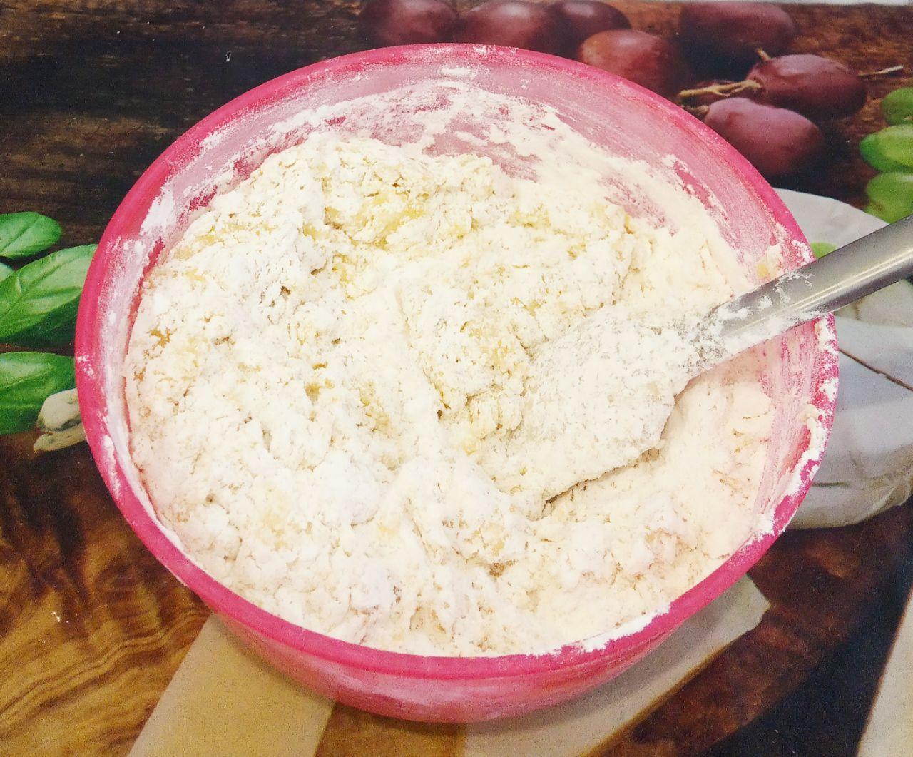 Вкусные пирожки с начинкой из тушеных яблок: Добавляем в муку желтковую массу и размешиваем.