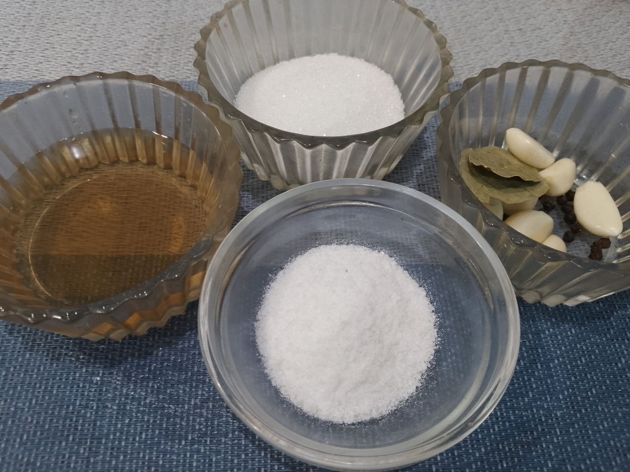 Капуста маринованная с перцем, морковью и чесноком: Займемся приготовлением маринада.