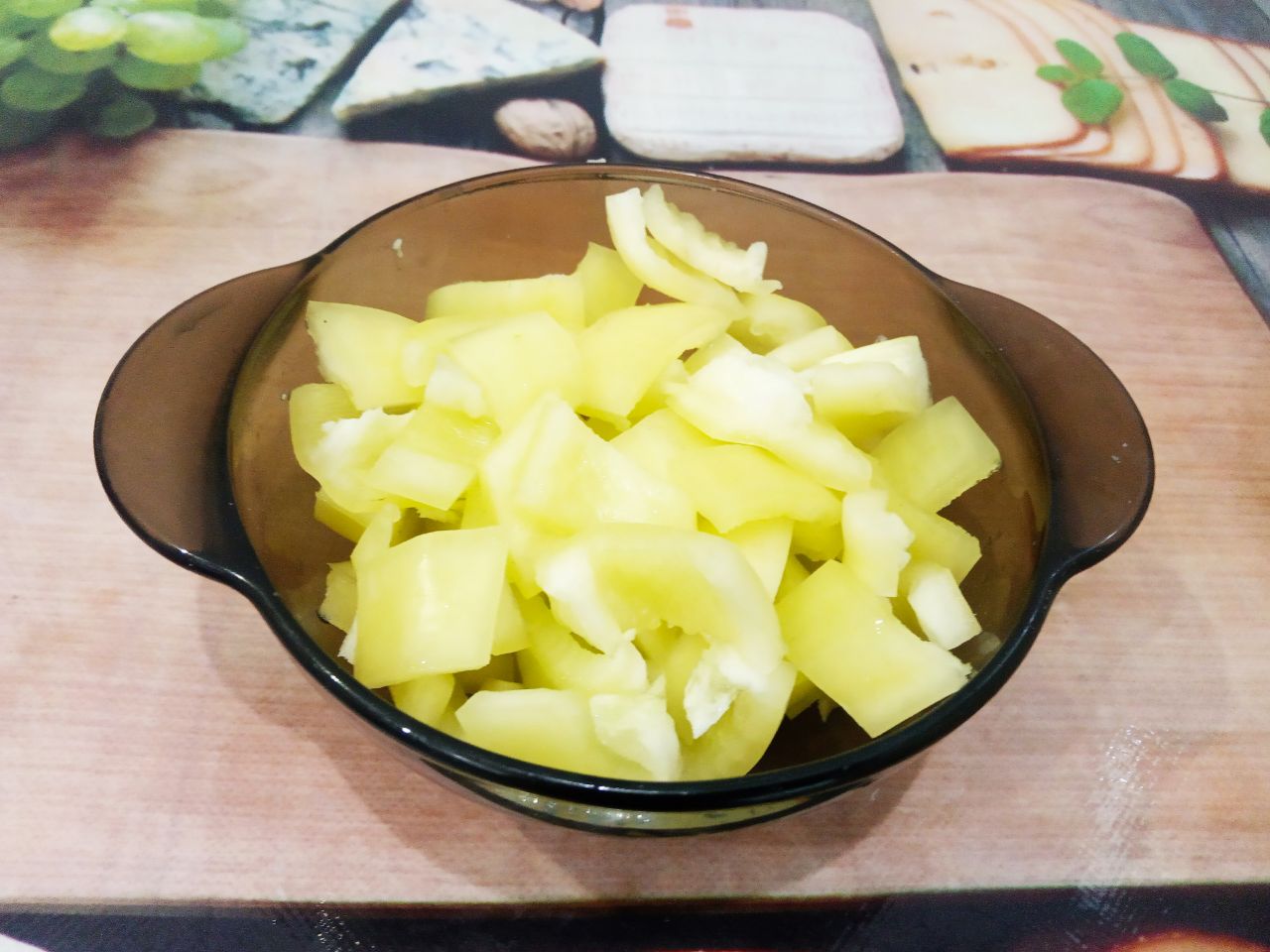 Тушеные баклажаны с помидорами и другими овощами: Перец очищаем от семян и плодоножек, промываем и нарезаем полосками.