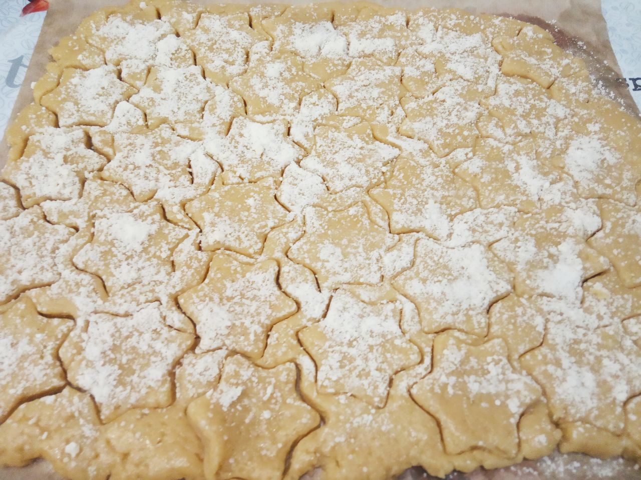 Простой рецепт песочного домашнего печенья, просто и вкусно: Формочкой вырезаем печенье.