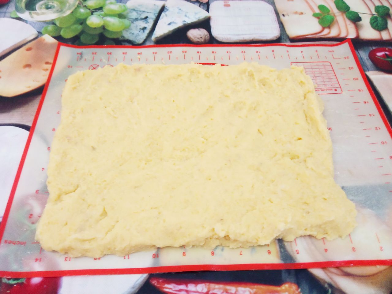 Картофельный рулет с мясной начинкой, запеченный в духовке: Картофельное тесто я разделила на две части, на два рулета. Плотную пленку или коврик смазываем растительным