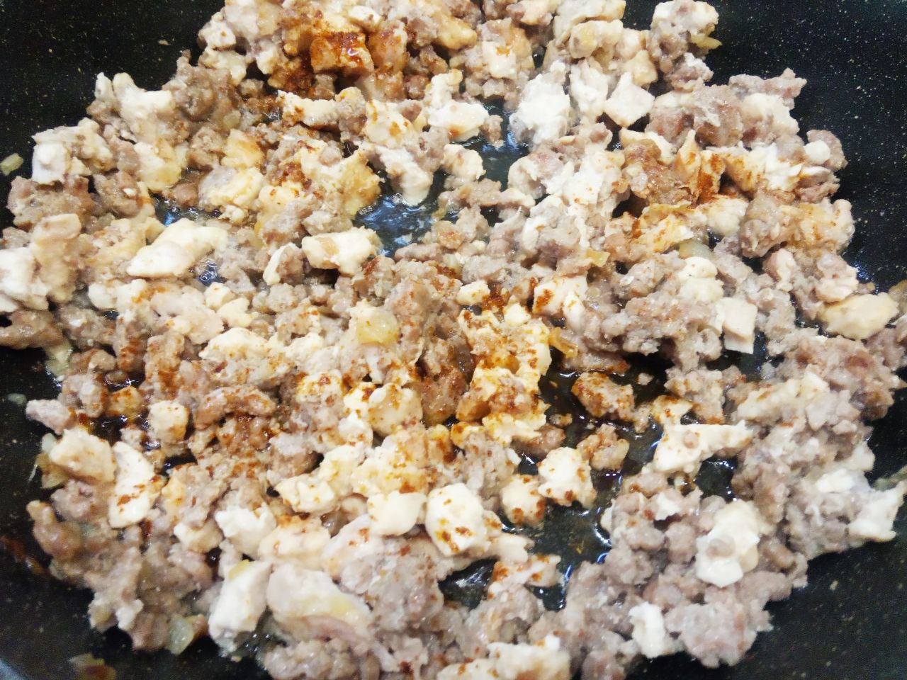 Картофельные гнёзда с мясной начинкой, сладким перцем и сыром: Выкладываем фарш и филе, хорошо перемешиваем. Добавляем по вкусу соль, перец и соевый соус, размешиваем.