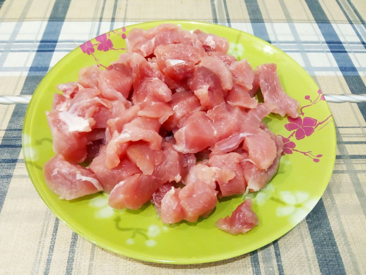 Спагетти из гречневой муки с мясом и овощами: Сначала приготовим мясо. Мясо промываем и просушиваем, разрезаем на длинные полоски.
